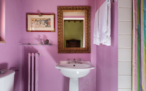 Villa Fabbri: Miroir, Lavabo, Évier, Robinet, Propriété, Luminaire Plomberie, Violet, Salle De Bains, Design Intérieur, Architecture