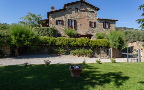 Villa i Cocciai: Propriété, Maison, Bâtiment, Biens, Herbe, Domicile, Arbre, Immobilier, Zone Résidentielle, Villa