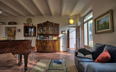 La Villa Di Ostra: Pièce, Salon, Propriété, Meubles, Maison, Bâtiment, Design Intérieur, Domicile, Table, Architecture