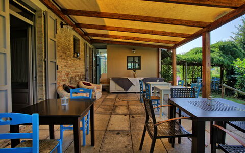 La Villa Di Ostra: Propriété, Bâtiment, Pièce, Maison, Patio, Porche, Domicile, Immobilier, Meubles, Table