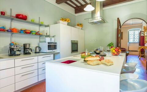 Villa Ivana - Cortona: Comptoir, Pièce, Propriété, Cuisine, Design Intérieur, Plafond, Meubles, Jaune, Bâtiment, Vert