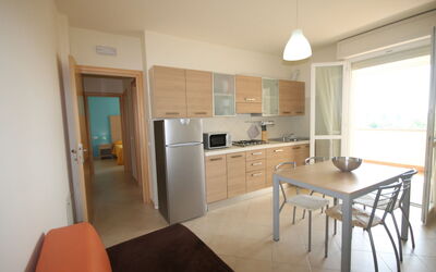 Trilo C (5Pax): Propriété, Pièce, Meubles, Bâtiment, Cuisine, Sol, Design Intérieur, Maison, Immobilier, Cabinetry