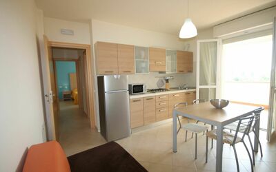 Trilo B (5Pax): Propriété, Pièce, Meubles, Bâtiment, Cuisine, Sol, Design Intérieur, Maison, Immobilier, Cabinetry