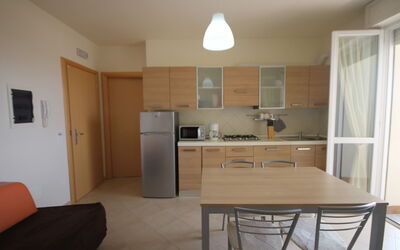 Bilo B (2Pax): Pièce, Propriété, Meubles, Bâtiment, Sol, Design Intérieur, Cuisine, Maison, Cabinetry, Immobilier