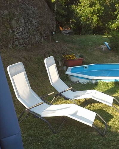 Emilia: Plante, L'Eau, Mobilier De Jardin, Ombre, Piscine, Herbe, Loisir, Arbre, Rectangle, Paysage