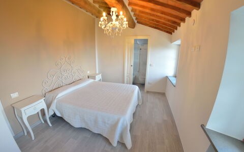 Villa Orchidea: Pièce, Propriété, Chambre, Meubles, Lit, Bâtiment, Sol, Design Intérieur, Grenier, Plafond