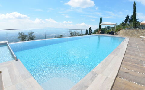 Villa Orchidea: Piscine, Propriété, Loisir, L'Eau, Immobilier, Bâtiment, Maison, Vacances, Architecture, Biens