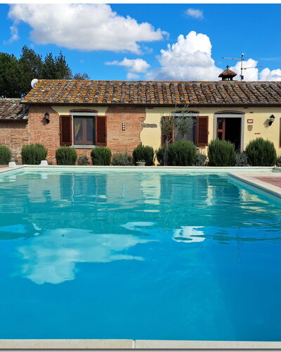 Villetta Di Cortona: L'Eau, Nuage, Plante, Ciel, Bâtiment, Piscine, La Nature, Bleu Azur, Fenêtre, Chaise