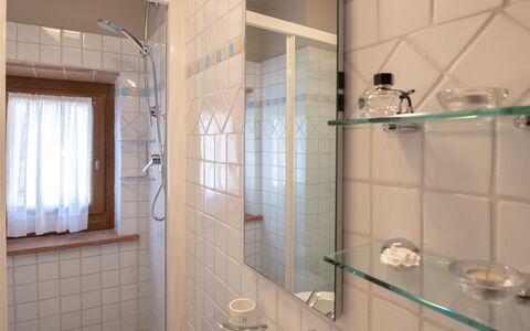 Villa Solaria: Miroir, Robinet, Luminaire Plomberie, Évier, Propriété, Lavabo, Salle De Bains, Fenêtre, Bâtiment