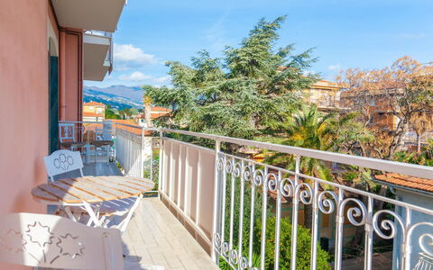 Eveten Apartments - Diano Marina: Appartement, Balcon, Plante D'Appartement, Pot De Fleur, Clôture, Balustre, Balustrade, Mobilier De Jardin