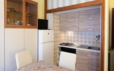 Eveten 1 Apartment: Pièce, Propriété, Tuile, Meubles, Cabinetry, Comptoir, Design Intérieur, Sol, Cuisine, Bâtiment