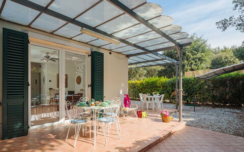 Marina Pietrasanta 255: Plante, Bâtiment, Meubles, Table, Ciel, Ombre, Chaise, Mobilier De Jardin, Nuage, Maison