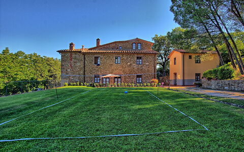 Sole Nel Prato: Herbe, Vert, Propriété, Biens, Maison, Pelouse, Bâtiment, Ciel, Architecture, Domicile