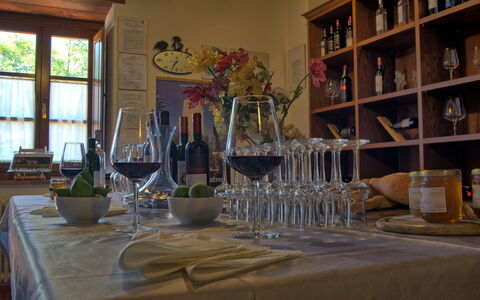 Sole Nel Prato: Pièce, Table, Salle À Manger, Bar, Meubles, Restaurant, Design Intérieur, Verres À Pied, Verre De Vin, Verre