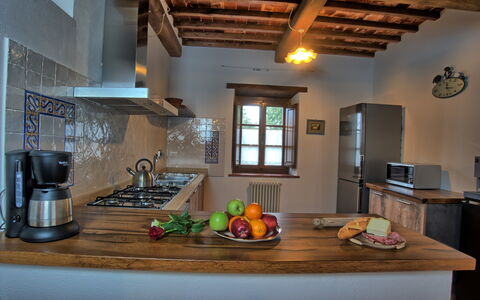 Sole Nel Prato: Comptoir, Pièce, Propriété, Plafond, Design Intérieur, Meubles, Bâtiment, Cuisine, Dur, Maison