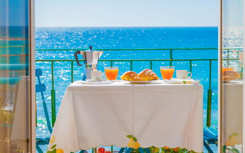 Il Balcone Sul Prino - Imperia: L'Eau, Vaisselle, Table, Meubles, Bleu, Nappe De Table, Bleu Azur, Ciel, Textile, Chaise