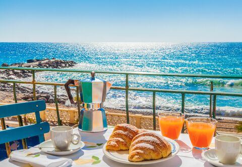 Il Balcone Sul Prino - Imperia: Aliments, Vaisselle, Table, Ciel, L'Eau, Propriété, Meubles, Bleu, Bleu Azur, Assiette