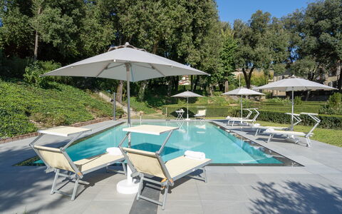 Il Marchese Di Ronta: Piscine, Propriété, Recours, Immobilier, Loisir, Balancelle, Ombre, Parapluie, Vacances, Maison