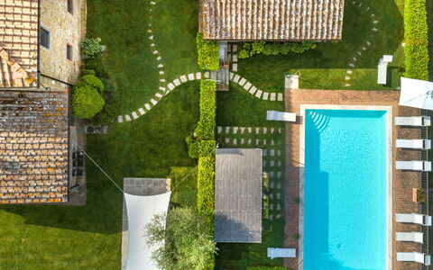 Borgo Gerlino: Vert, Herbe, Arbre, Pièce, Architecture, Plante, Maison, Design Urbain, Arrière-Cour, Domicile