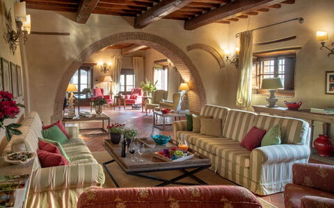 Borgo Gerlino: Pièce, Propriété, Bâtiment, Design Intérieur, Meubles, Salon, Immobilier, Biens, Domicile, Table