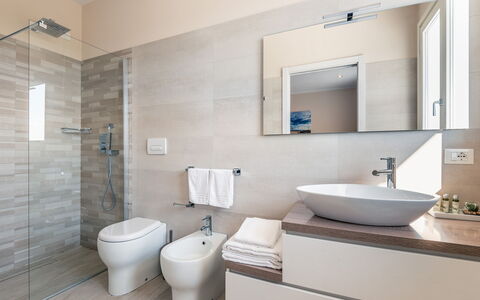Villa Le Terme: Salle De Bains, Propriété, Pièce, Robinet, Tuile, Design Intérieur, Sol, Mur, Luminaire Plomberie, Architecture