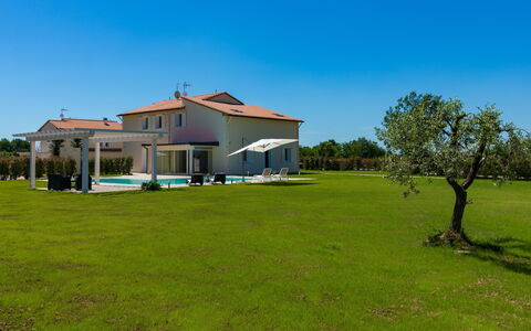 Villa Le Terme: Propriété, Domicile, Maison, Lot Terre, Immobilier, Bâtiment, Biens, Herbe, Zone Résidentielle, Architecture