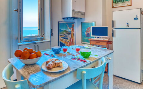 Apartment Mare Bello - Levanto: Pièce, Turquoise, Propriété, Meubles, Table, Design Intérieur, Petit Déjeuner, Salle À Manger, Bâtiment, Immobilier
