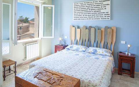 Giulia Apartment 2 - Levanto: Meubles, Propriété, Bleu, Bleu Azur, Bois, Confort, Fenêtre, Design Intérieur, Table, Architecture