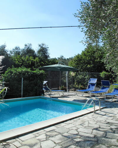 Agnese (Dol235): L'Eau, Plante, Propriété, Ciel, Piscine, Bleu Azur, Arbre, Ombre, Paysage Naturel, Herbe