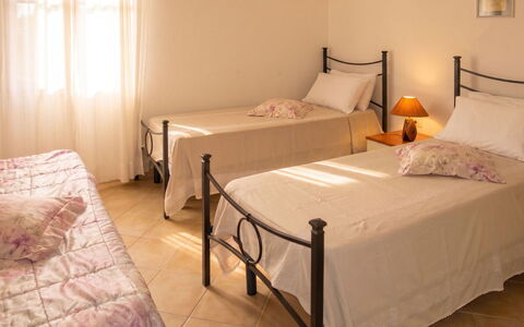 Lia: Meubles, Lit, Chambre, Sol, Design Intérieur, Bois, Sol, Literie, Drap De Lit, Cadre De Lit