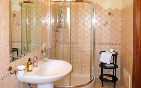 Lia: Salle De Bains, Luminaire Plomberie, Design Intérieur, Mur, Sol, Lavabo, Sol, Évier, Robinet, Plomberie