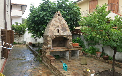 Lia: Plante, Bâtiment, Fenêtre, Biome, Arbre, Maison, Ciel, Loisir, L'Eau, Paysage