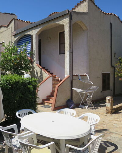 Lia: Bâtiment, Propriété, Plante, Ciel, Table, Ombre, Chaise, Design Intérieur, Fenêtre, Mobilier De Jardin
