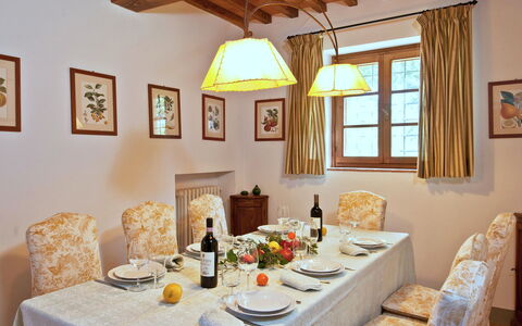 Casavecchia: Table, Meubles, Vaisselle, Propriété, Fenêtre, Chaise, Cadre, Nappe De Table, Design Intérieur, Assiette