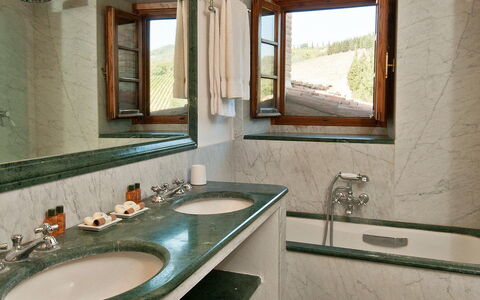 Casavecchia: Robinet, Évier, Miroir, Propriété, Luminaire Plomberie, Fenêtre, Lavabo, Salle De Bains, Éclairage, Design Intérieur