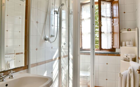 La Capanna: Salle De Bains, Luminaire Plomberie, Design Intérieur, Sol, Lavabo, Bois, Sol, Robinet, Plomberie, Évier