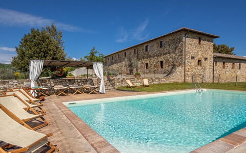 La Corte Di Campalli: L'Eau, Ciel, Nuage, Plante, Bâtiment, Piscine, Arbre, Chaise, Maison, Mur