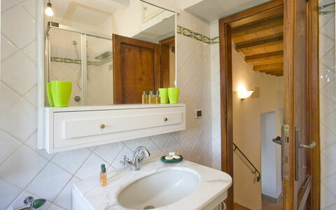La Fonte: Salle De Bains, Pièce, Propriété, Design Intérieur, Bâtiment, Armoire De Toilette, Évier, Maison, Accessoire Salle De Bain, Baignoire