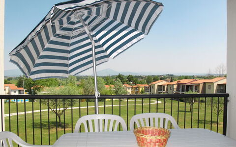 Peschiera del Garda 652: Table, Ciel, Plante, Propriété, Meubles, Lumière, Tableau De Plein Air, Mobilier De Jardin, Ombre, Parapluie