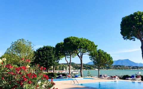 Desenzano 617: L'Eau, Ciel, Plante, Fleur, Piscine, Arbre, Arecales, Cotiers Et Relief Océaniques, Paysage Naturel, Loisir