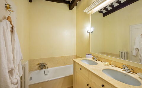 Villa Igea 13: Miroir, Luminaire Plomberie, Propriété, Évier, Armoire De Toilette, Robinet, Salle De Bains, Lavabo, Design Intérieur, Bois
