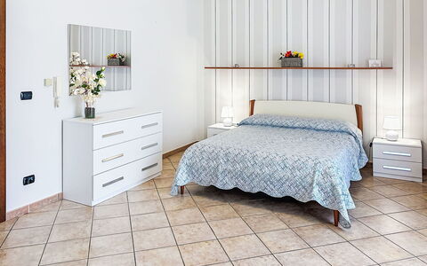 Collina San Ponzio: Meubles, Lit, Chambre, Sol, Design Intérieur, Sol, Drap De Lit, Bois, Literie, Textile