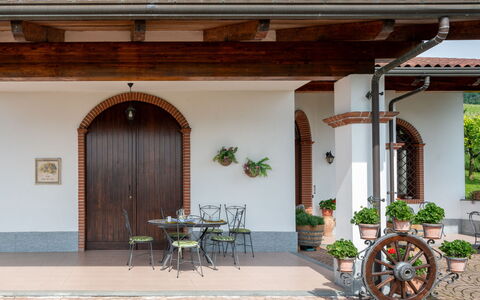 Collina San Ponzio: Plante, Propriété, Meubles, Bâtiment, Pot De Fleur, Ombre, Bois, Design Intérieur, Porte, Chaise