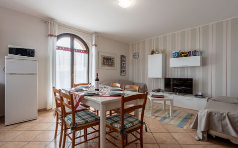 Collina San Ponzio: Table, Meubles, Propriété, Chaise, Bois, Design Intérieur, Fenêtre, Sol, Sol, Table Cuisine Et Salle A Manger