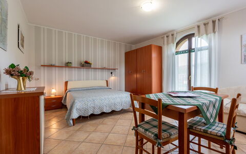 Collina San Ponzio: Meubles, Propriété, Fenêtre, Bâtiment, Cabinetry, Bois, Éclairage, Table, Textile, Design Intérieur