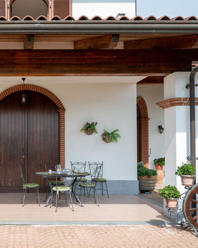 Collina San Ponzio: Plante, Propriété, Meubles, Bâtiment, Pot De Fleur, Ombre, Bois, Design Intérieur, Porte, Chaise