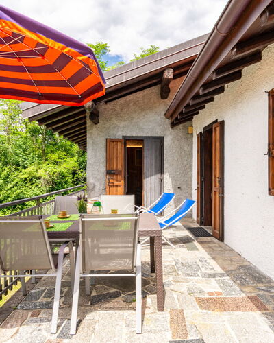 Annita: Bâtiment, Propriété, Fenêtre, Plante, Design Intérieur, Bois, Ombre, Ciel, Chalet, Zone Résidentielle