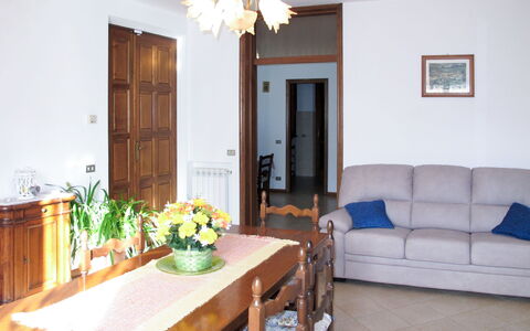 Emilia: Meubles, Design Intérieur, Bois, Sol, Sol, Pièce, Table, Plafond, Éclairage, Salon