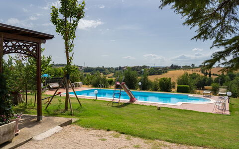 San Piero: L'Eau, Plante, Ciel, Nuage, Piscine, Bleu Azur, Ombre, Arbre, Plan D'Eau, Loisir