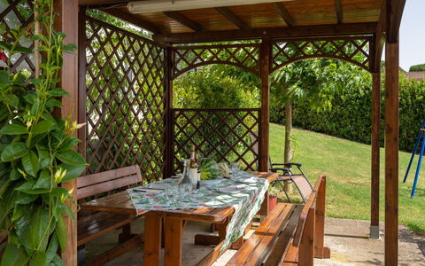 San Piero: Plante, Propriété, Table, Meubles, Ombre, Tableau De Plein Air, Bois, Mobilier De Jardin, Architecture, Design Intérieur